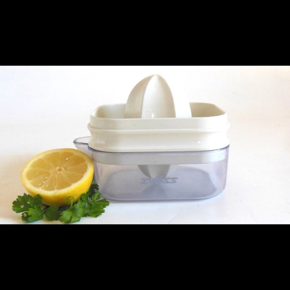 Hand fruit juicer